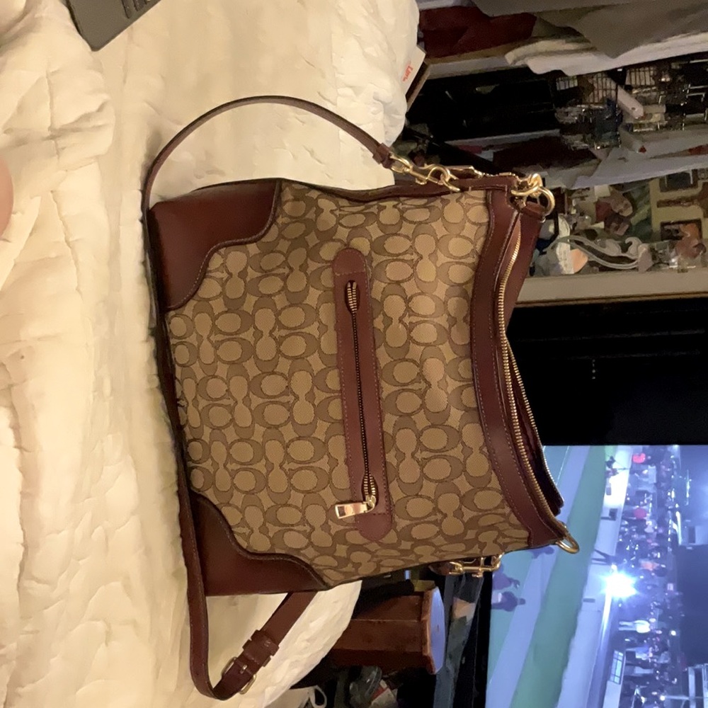 Gorgeous coach signature purse (never used) - Picture 2 of 3